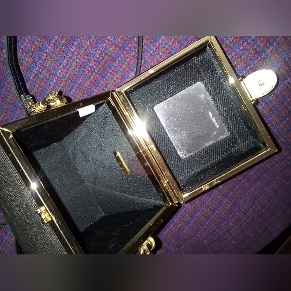 Adorable square clutch purse with shoulder strap. Interesting goldlined fabric - Picture 10 of 16